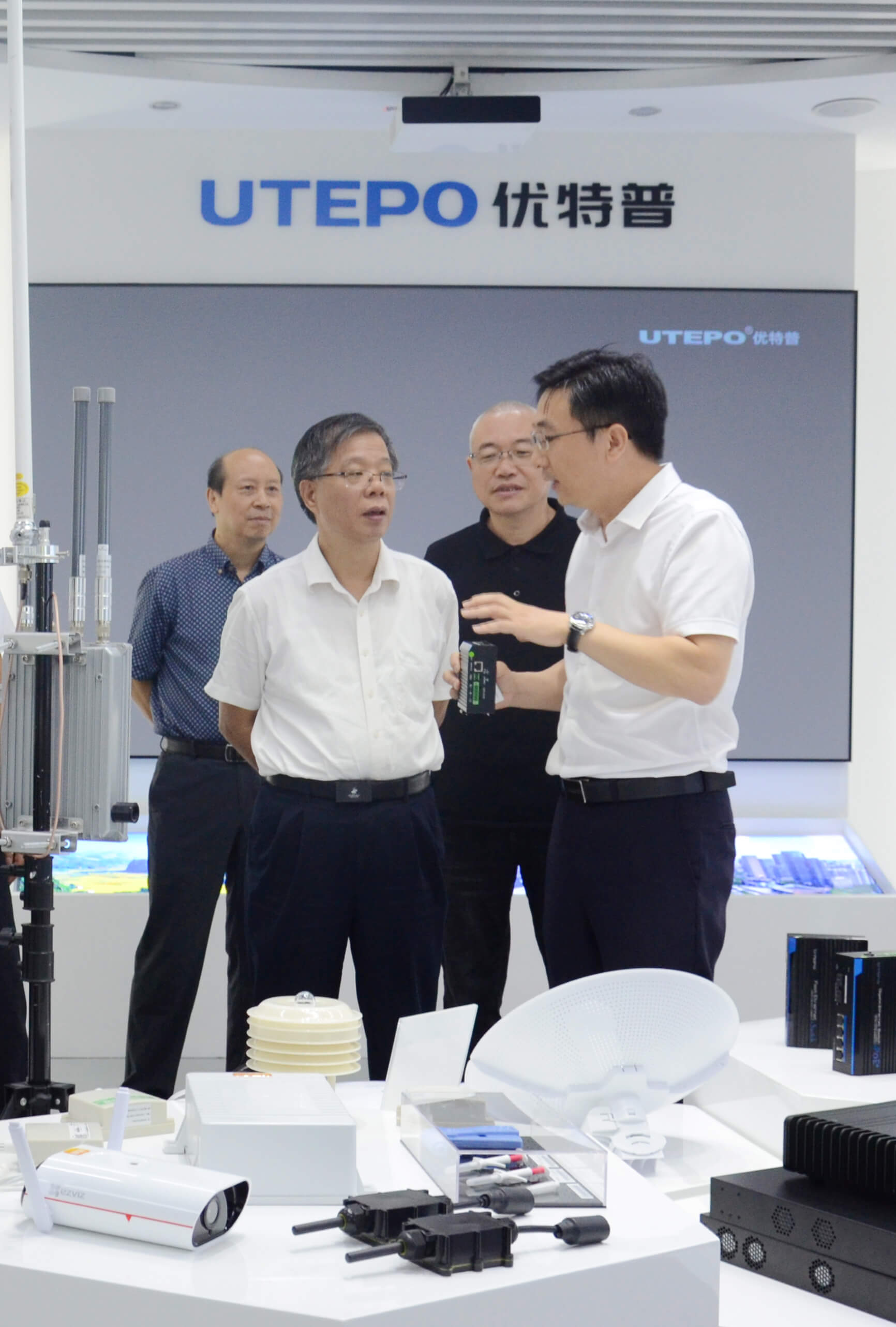 省工信廳廳長涂高坤(前排左)、省統(tǒng)計(jì)局局長楊新洪（后排右）、省政府研究室處長吳玉明（后排左）與優(yōu)特普董事長聶懷東親切交流